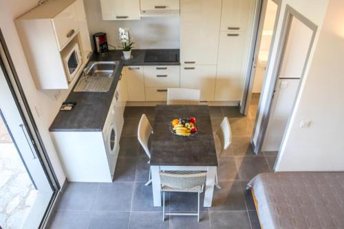 cocina con mesa y sillas en una habitación en Bellavistaloc', en Porto Vecchio