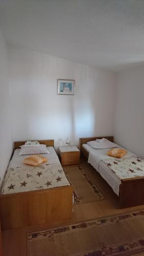 Кровать или кровати в номере Apartments Kocka