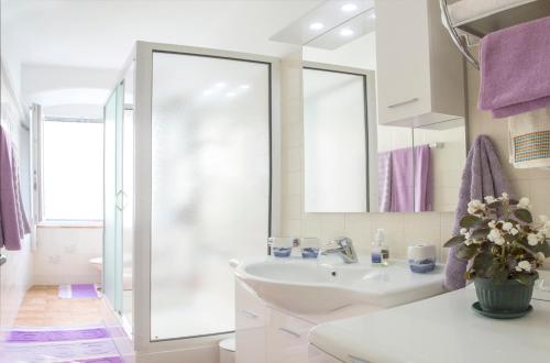 Et badeværelse på King Tom Street Apartment