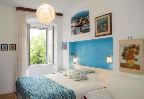 - une chambre avec un lit, un canapé et une fenêtre dans l'établissement King Tom Street Apartment, à Split