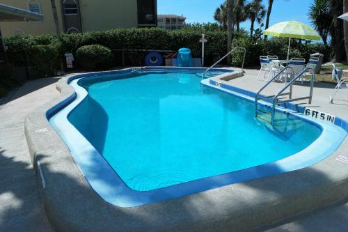Gulf and beach view apartment 403の敷地内または近くにあるプール