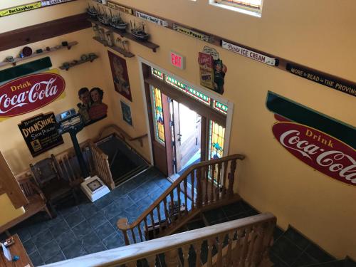 uma vista superior de um restaurante com placas de cocacola na parede em The Inn at Tough City em Tofino