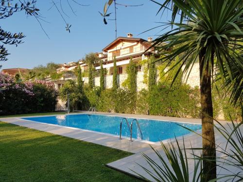 - une piscine dans la cour d'une maison dans l'établissement Villa Magnolia, à Torri del Benaco