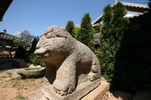 a stone statue of a dog on a wall at GaEunChae 2 in Jeonju
