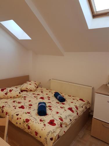 a bedroom with a bed with flowers on it at Casa Rezidentiala Aria in Cluj-Napoca