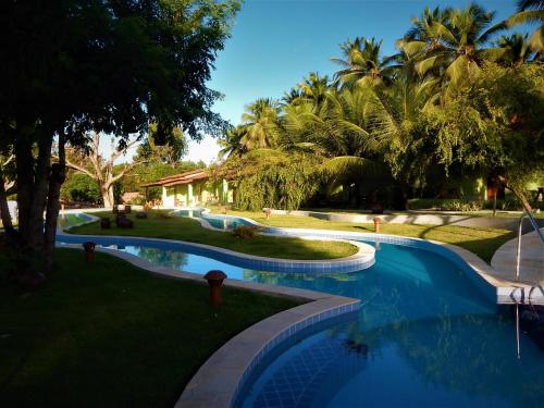 The swimming pool at or close to Verde Vida Chalés