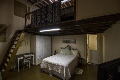 1 dormitorio con 1 cama y 2 literas en Posada Niña Juana en Villa Dolores