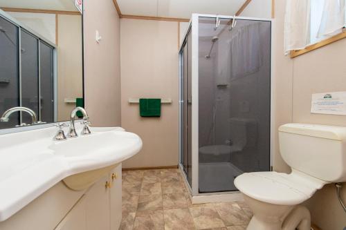 A bathroom at Rainbow Pines Tourist Caravan Park