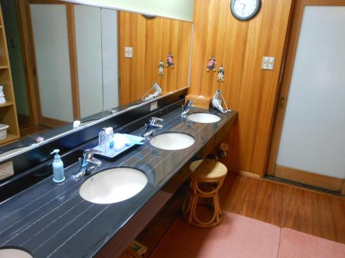 Bathroom sa Noren Yado Meigetsu