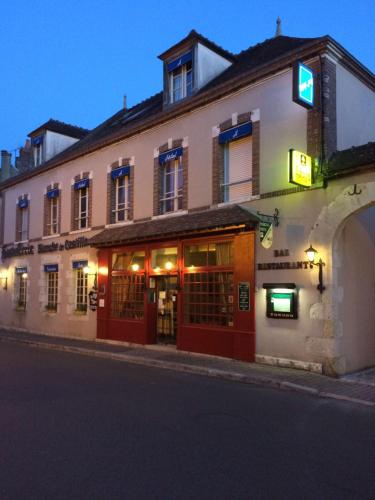 a building on the side of a street at Blanche de Castille in Bléneau