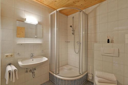 y baño con ducha y lavamanos. en Hacklhof, en Kössen