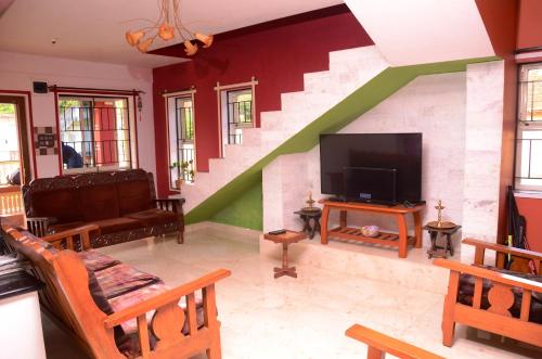 Imagen de la galería de VAISHNAVI VILLA-WiFi-Home Food-Family Only-Kitchen Access-No TV, en Madikeri