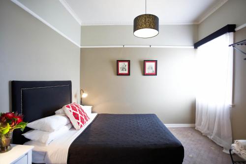 Säng eller sängar i ett rum på Katoomba Hotel