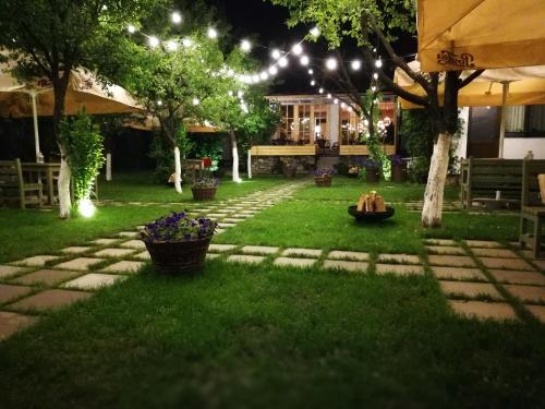 Taman di luar Pensiune Restaurant La Cassa