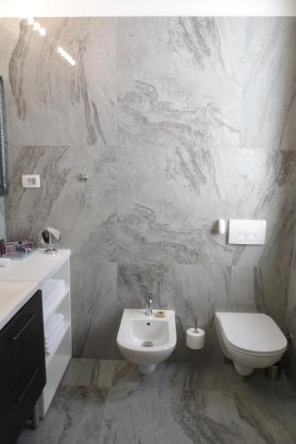 een witte badkamer met een wastafel en een toilet bij Apartment Playa in Novigrad Istria