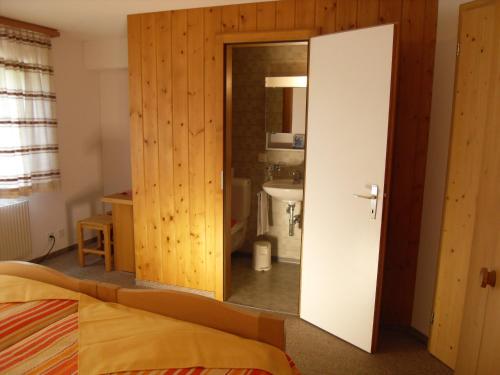 Säng eller sängar i ett rum på Hotel Alpina