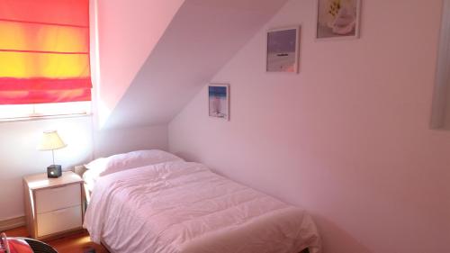 リスボンにあるCasa da Mariquinhasの小さなベッドルーム(ベッド1台、窓付)
