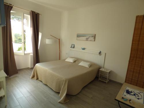 1 dormitorio con cama y ventana en One More Night en Fregene