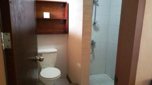 een badkamer met een toilet en een douche bij Rubin Resort in San Vicente