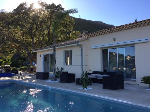 une maison avec une piscine devant dans l'établissement new! Villa vue mer panoramique proche plages Saint-Tropez calme parking facile piscine privee individuelle, à Cavalaire-sur-Mer