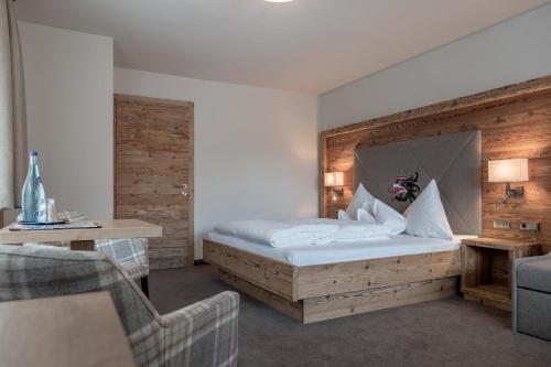 Ein Bett oder Betten in einem Zimmer der Unterkunft Burghotel Alpenglühn