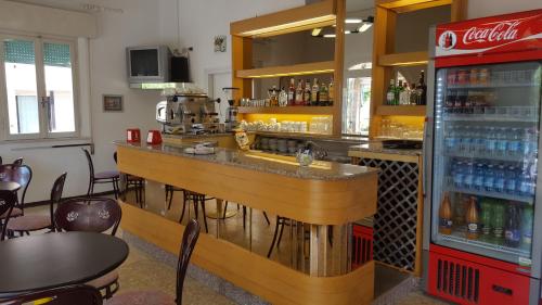 un bar in un ristorante con un sacco di bevande di Hotel Laika a Rimini