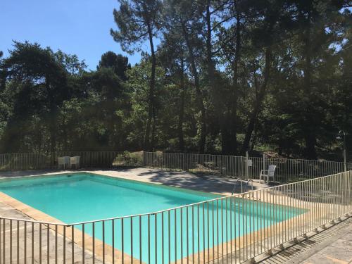 a swimming pool with a fence around it at Maison au pied des ocres in Roussillon