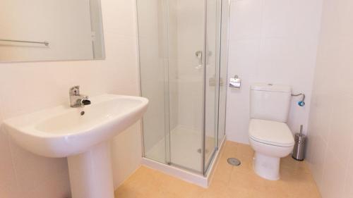 トレ・パチェコにあるMar Menor Resortのバスルーム(トイレ、洗面台、シャワー付)