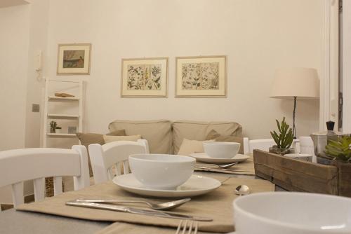 stół jadalny z miskami i talerzami w obiekcie Splendid House In Trastevere w Rzymie