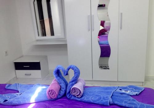 una habitación con dos cisnes en una cama en Apartment Decumana, en Krk