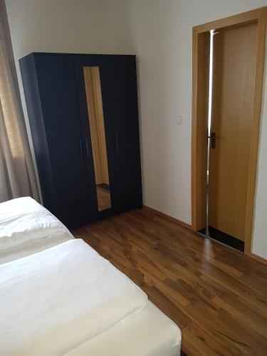 Una cama o camas en una habitación de Hotel Domhof