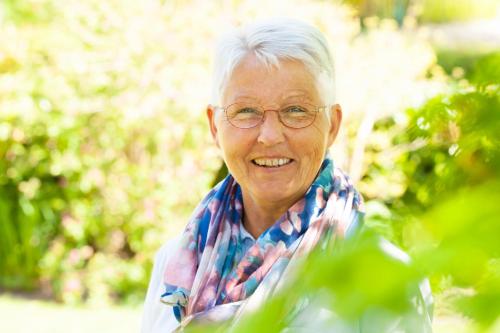 an older woman wearing glasses and a scarf at Bed and Breakfast Klein Groenbergen in Leersum