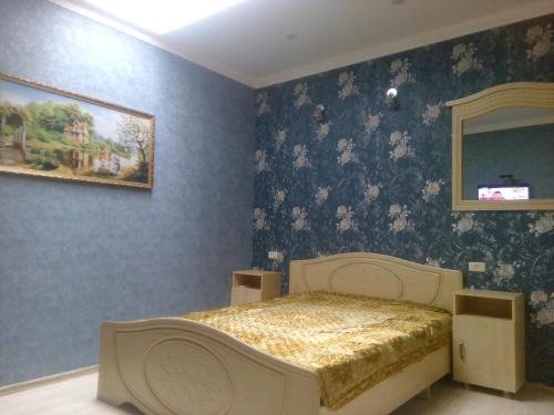 Un pat sau paturi într-o cameră la Apartments on Krasnoarmeyskaya