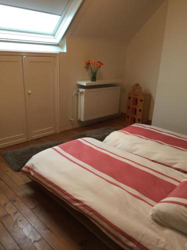 Katil atau katil-katil dalam bilik di De Sneppelhoeve