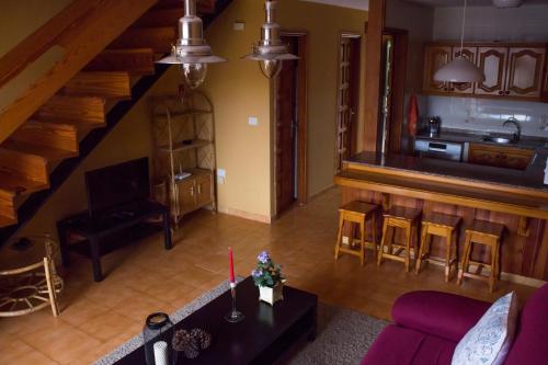 ein Wohnzimmer mit einem Sofa und einem Tisch sowie eine Küche in der Unterkunft Apartamento Salinas 2 in Los Cancajos