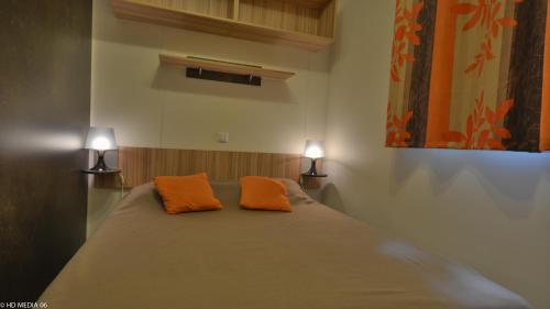 Кровать или кровати в номере Camping Les Cent Chênes
