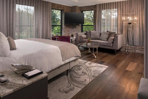 The Ivey's Hotel - Housity