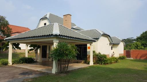 Villa with Private Swimming Pool - Housity