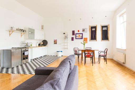 3 Bros' Apart - Housity