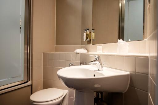 The Mad Hatter Hotel - Housity