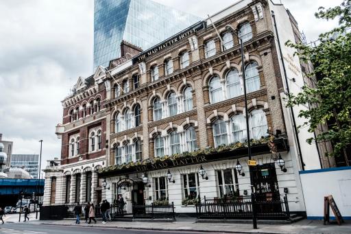 The Mad Hatter Hotel - Housity