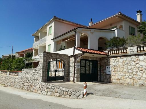 Apartment Viktoria - Housity