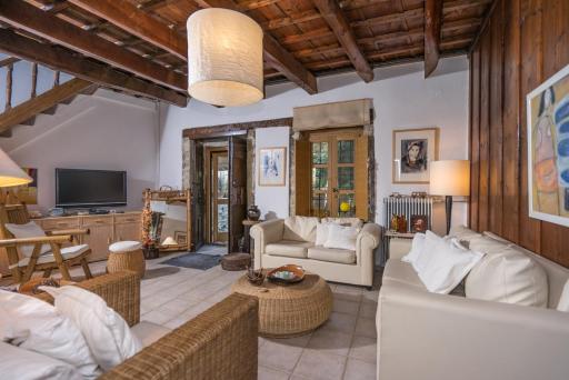 MK Cottage With Breakfast and Jacuzzi - Housity
