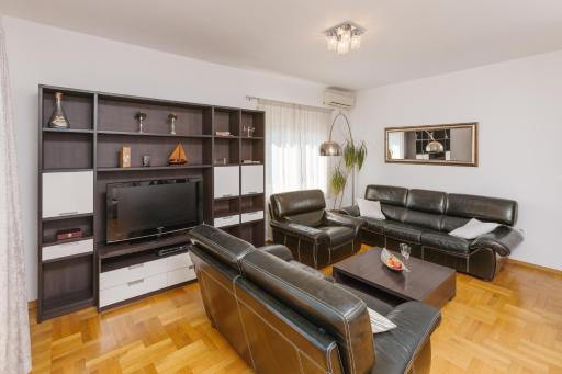Family Home with Terrace View - Housity