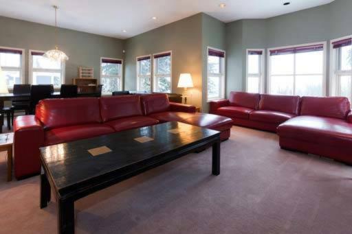 Vacation Homes by The Bulldog- Henk's Haven - Housity