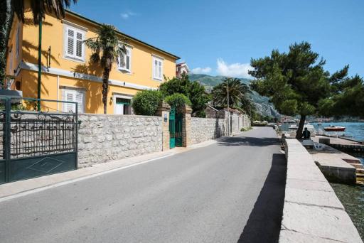 Villa Miramare , Dobrota seafront - Housity