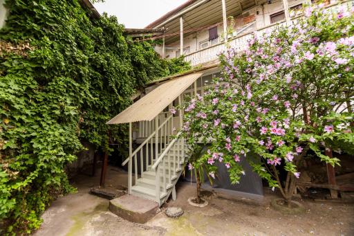 Apartment in Cozy Little Yard - Housity