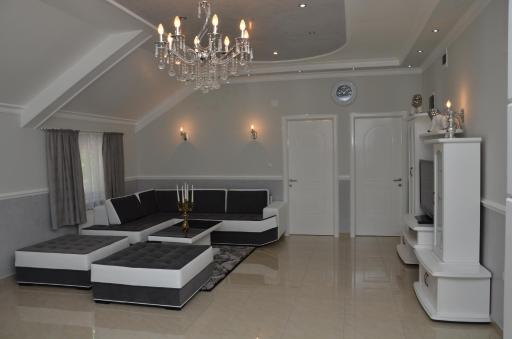 Apartments Royal Menex - Housity