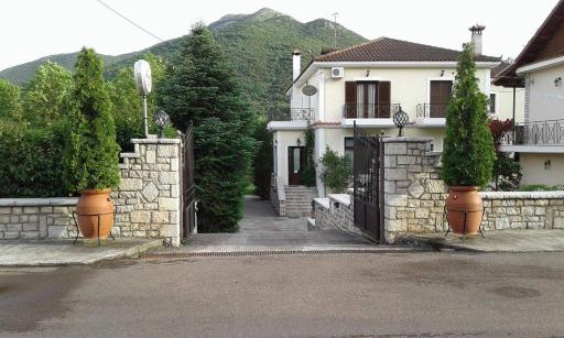 Aroanios Hotel - Housity