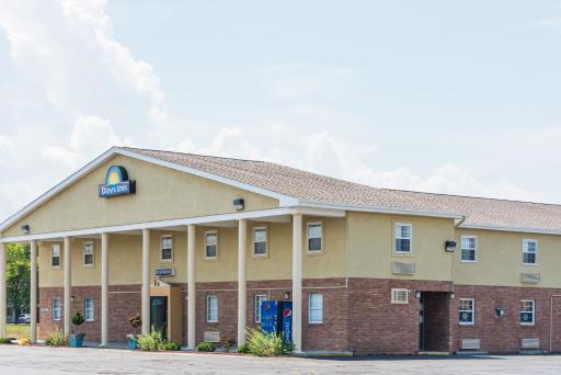 Days Inn by Wyndham Amherst OH - Near Cleveland Cedar Point & Lake Erie - Housity